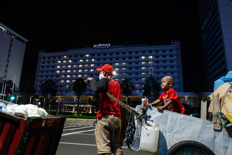 Tukang rongsokan tengah istirahat di kawasan Jalan MH Thamrin, Jakarta, Senin (22/4/2020). Di tengah pandemi Covid-19 dalam situasi yang sangat berat, pemerintah mengumumkan akan terjadi peningkatan jumlah angka kemiskinan hingga 3,78 juta orang.
