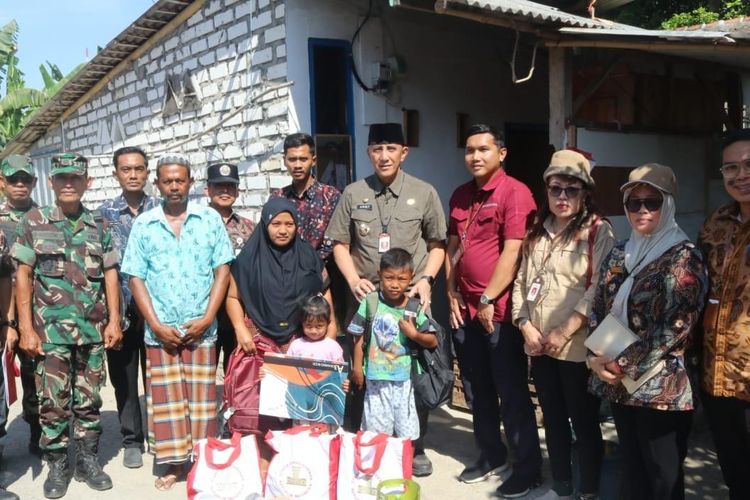 Pj Bupati Bangkalan Arief M Edie bersama staf dari Kesekretariatan Presiden mengunjungi kediaman Yazid Al-Bustomy di Desa Sukolilo Barat, Kecamatan Labang, Kabupaten Bangkalan, Jawa Timur, untuk memberikan sejumlah bantuan, Kamis (29/8/2024).