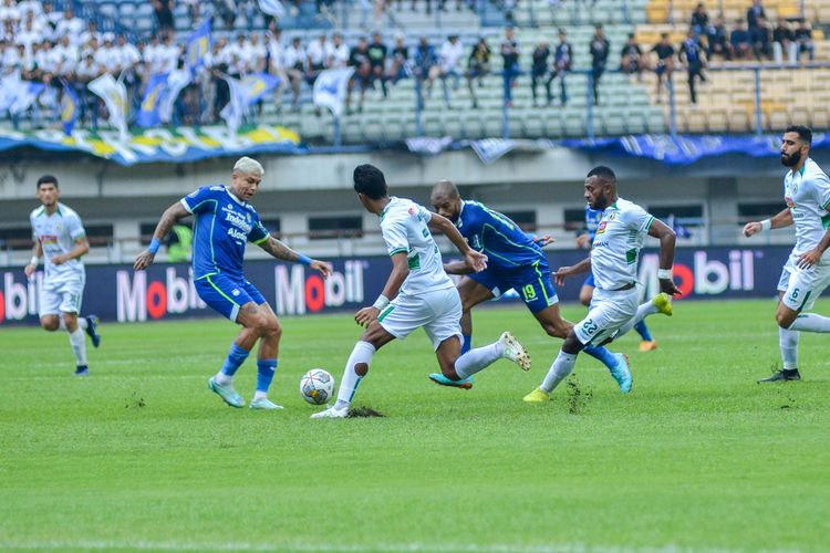 Ciro Alves dan David da Silva berusaha memenangkan pertarungan mendapatkan bola dalam pertandingan pekan ke-22 Liga 1 2022-2023 antara Persib vs PSS Sleman, Minggu (5/2/2023) di Stadion Gelora Bandung Laitan Api (GBLA). Duel Persib vs PSS berakhir dengan skor 2-0. 