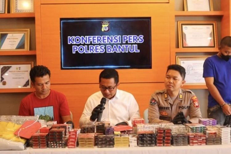 Polisi menunjukkan barang bukti ratusan bungkus rokok di Polres Bantul. Senin (19/8/2024)