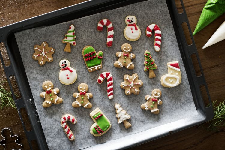 ilustrasi cookies natal yang sudah selesai dihias dan siap dipanggang kembali. 