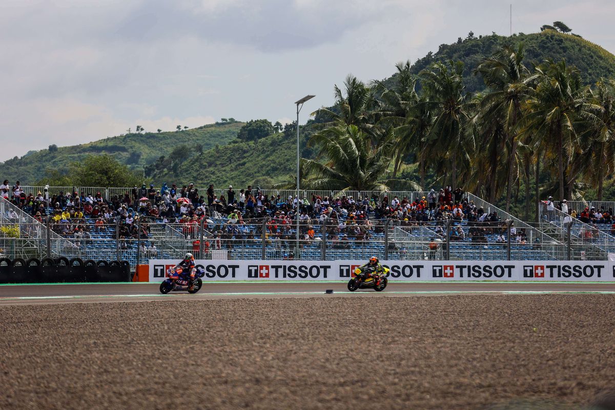 Penonton menyaksikan MotoGP seri Pertamina Grand Prix of Indonesia di Pertamina Mandalika International Street Circuit, Lombok Tengah, NTB, Minggu (20/3/2022). Pembalap Red Bull KTM Factory Racing Miguel Oliveira berhasil menjadi juara pertama diikuti pembalap Monster Energy Yamaha Fabio Quartararo dan pembalap Pramac Racing Johann Zarco.