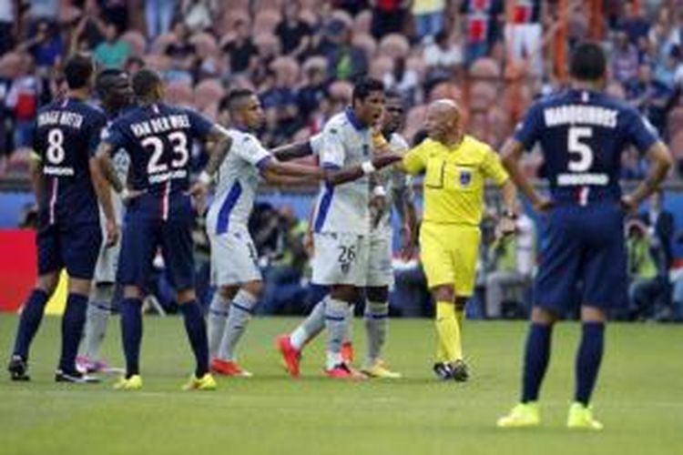 Sebuah insiden pada laga Paris Saint-Germain melawan SC Bastia di Stadion Parc des Princes, Paris, Sabtu (16/8/2014). Seusai pertandingan, striker Bastia, Brandao, menanduk gelandang PSG, Thiago Motta, di lorong menuju ruang ganti.