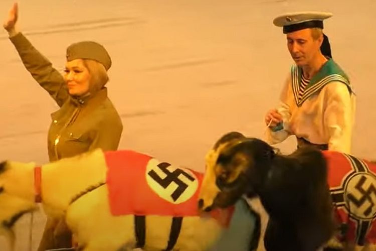 Kambing pakai baju bersimbol Nazi di sebuah pertunjukan sirkus Rusia memicu kemarahan publik Jerman.