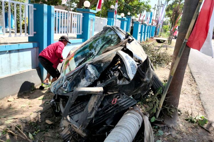 Mobil Toyota Calya yang dikemudikan Ali Saroji menabrak pohon dan terperosok ke got di depan Kantor Kecamatan Ponggok, Kabupaten Blitar, Sabtu (6/8/2022)