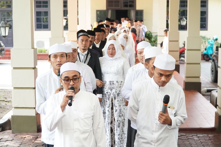 Sebanyak 17 pasangan pengantin mengikuti Isbat Nikah Massal Terpadu di Pendopo Lokatantra, Kabupaten Lamongan.