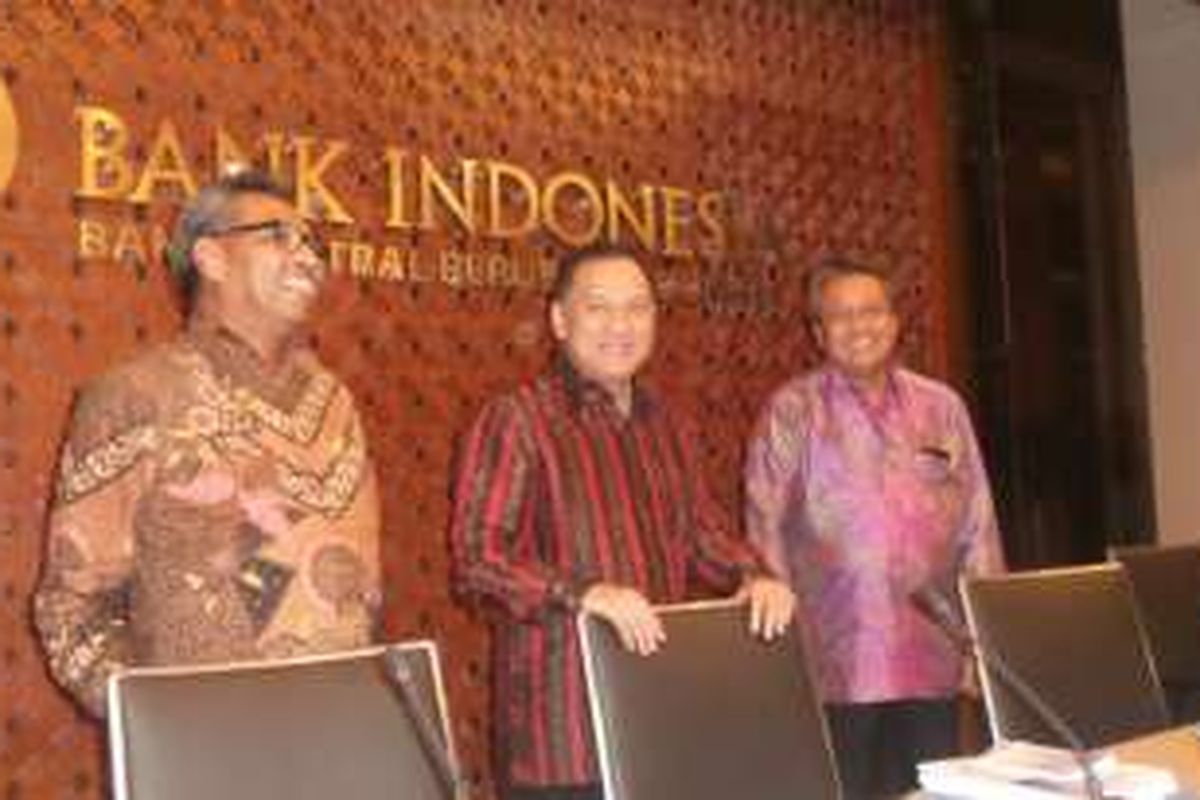 Gubernur Bank Indonesia Agus DW Martowardojo (tengah) didampingi Deputi Gubernur BI Perry Warjiyo (kanan) dan Ronald Waas (kiri) di Jakarta, Kamis (19/5/2016).