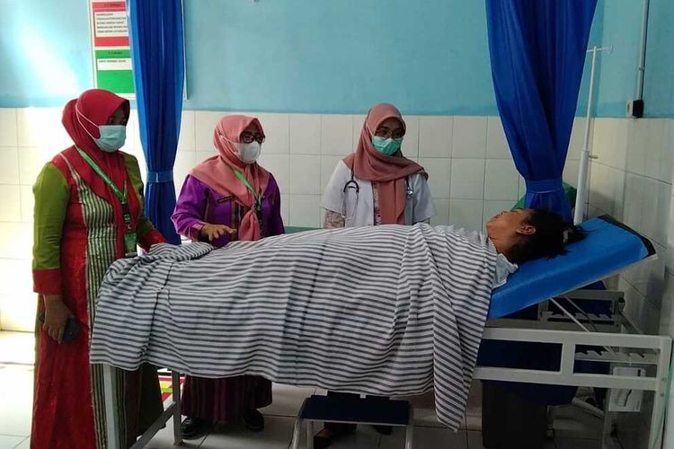 KELELAHAN: Sebanyak 78 anggota KPPS se-kota Baubau mendapatkan perawatan medis saat melakukan perhitungan suara di masing-masing TPS-nya, Kamis (15/2/2024).