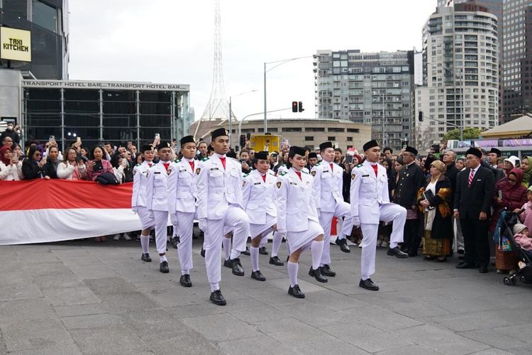 Parade Paskibra usai menunaikan tugas pengibaran bendera di Federation Square pada 17 Agustus 2023.