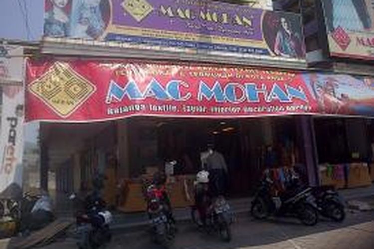 Suasana toko kain Mac Mohan yang terletak di Ungaran Square, Jl Diponegoro Ungaran, Minggu (7/9/2014), sesaat setelah dikabarkan terjadi kebakaran.