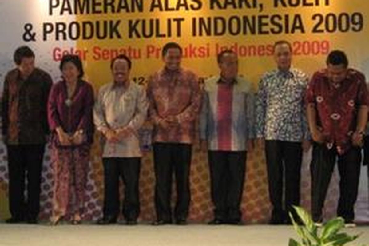Menteri dan pejabat yang hadir dalam penutupan Pameran Alas Kaki, Kulit & Produk Kulit Indonesia 2009, di Hall A Jakarta Convention Center, Minggu (15/2) didaulat menjadi model sepatu-sepatu lokal.