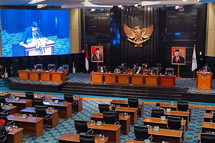 Gubernur DKI Jakarta Anies Baswedan saat menyampaikan pidato dalam rapat paripurna penyerahan LPH pengelolaan keuangan daerah Provinsi DKI Jakarta tahun 2020 di DRPD DKI JAKARTA, Senin (31/5/2021)