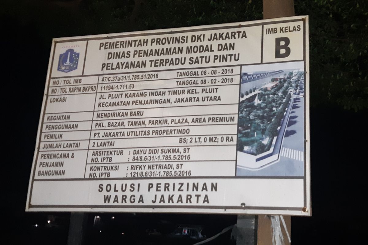 Papan informasi yang berada di Lahan ruang terbuka hijau (RTH) di Jalan Pluit Karang Indah Timur, Penjaringan, Jakarta Utara, Selasa (4/2/2020) malam