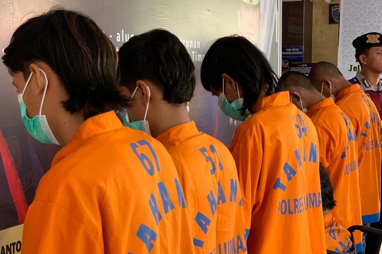 Pelaku pengeroyokan pemuda di Lumajang saat diumumkan sebagai tersangka oleh Polres Lumajang, Rabu (25/6/2025)