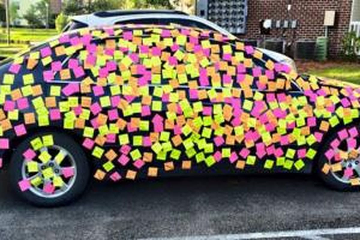 Foto mobil yang dipenuhi tempelan sticky notes tersebar secara viral. Diduga sang pemilik mobil baru saja putus dari sebuah hubungan dengan cara tidak baik-baik. 