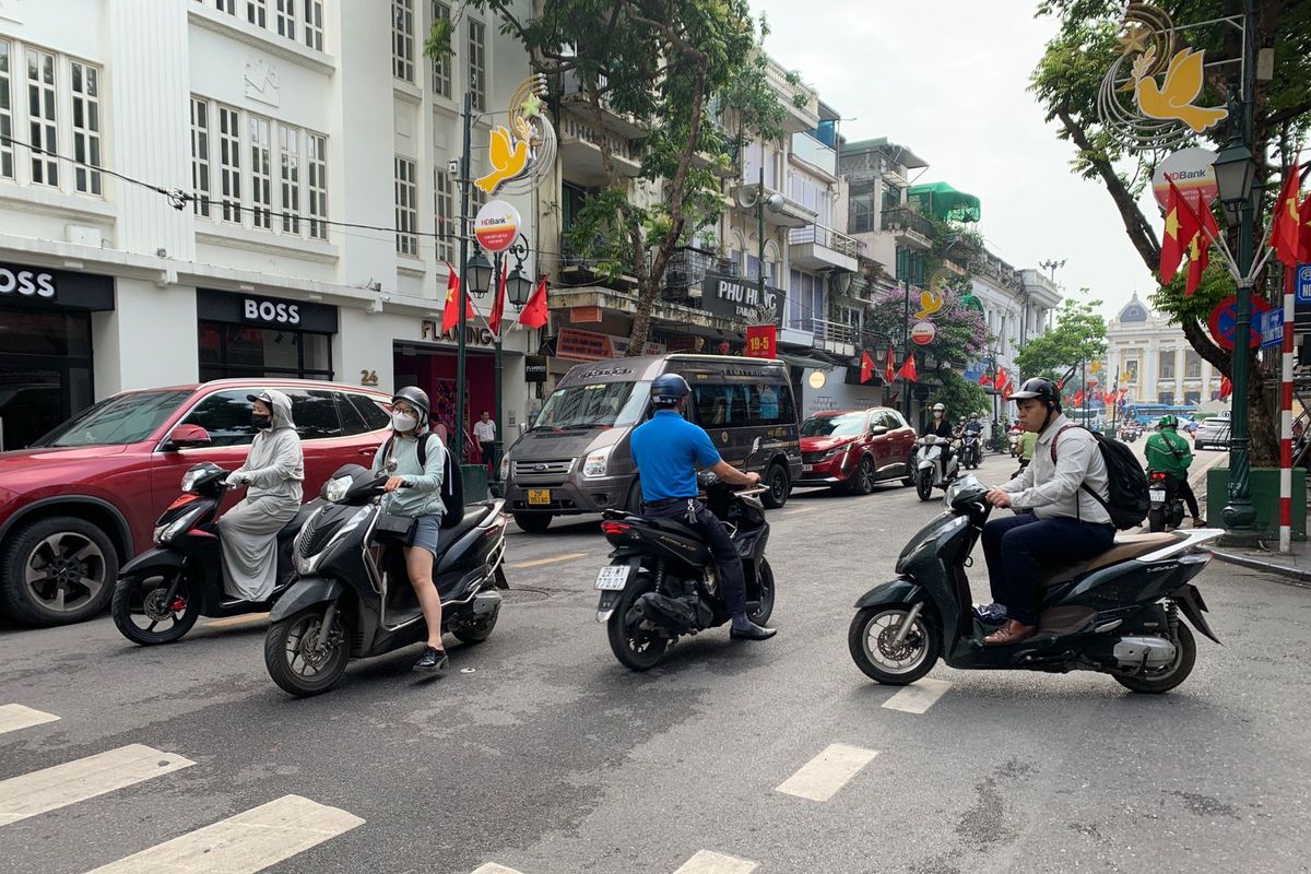 Kondisi lalu lintas di jalanan Kota Hanoi, Vietnam pada Mei 2024.