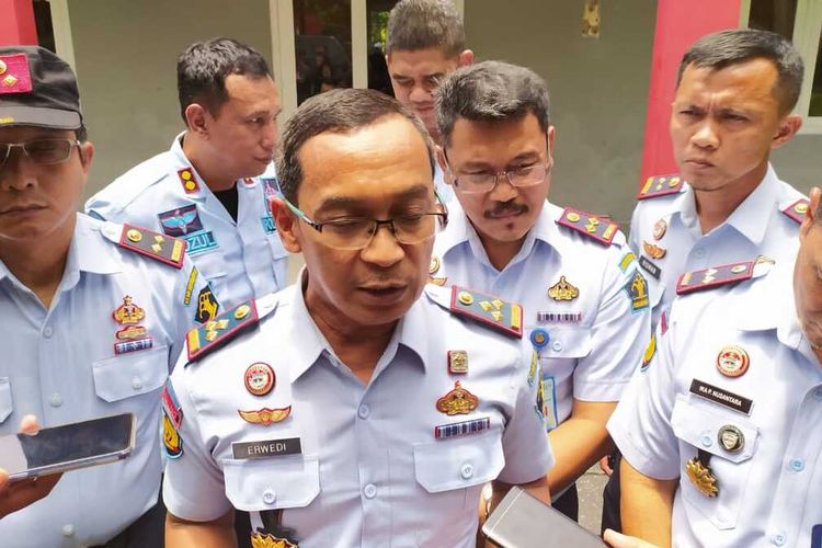 Kalapas Batu Erwedi Supriyanto memberikan keterangan kepad wartawan seusai Media Gathering Resolusi Pemasyarakatan melalui Video Conference dengan Direktorat Jenderal Pemasyarakatan di Pulau Nusakambangan, Cilacap, Jawa Tengah, Kamis (27/2/2020).