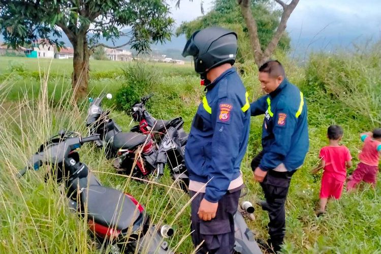 Jajaran petugas Polsek Majalaya saat melakukan razia balap liar di beberapa ruas jalan di Kecamatan Majalaya, Kabupaten Bandung, Jawa Barat, beberapa saat sebelum wakru berbuka dan sahur, Minggu (17/2024)