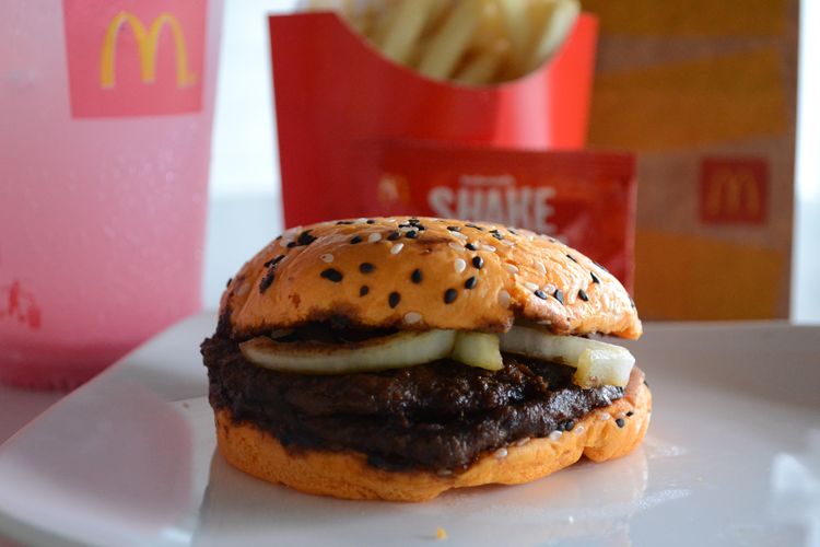 Burger rendang dari McDonald's Indonesia.