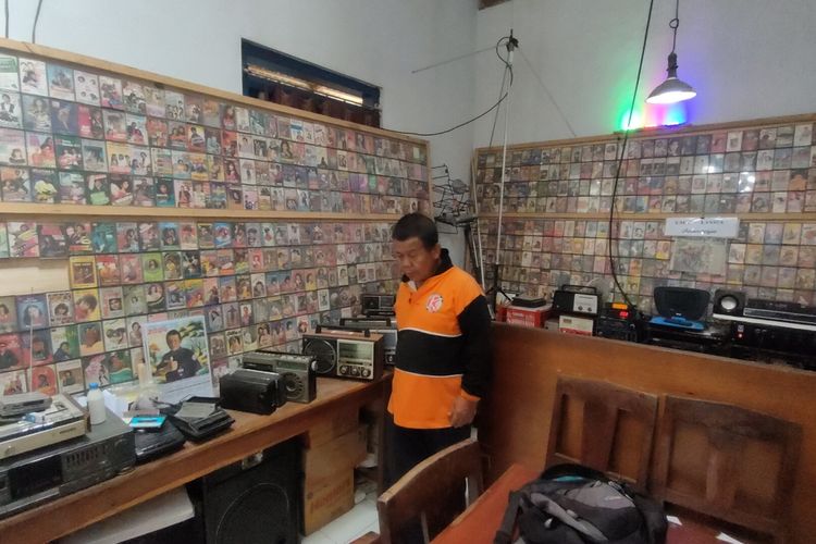 Ngadiwon alias Mbah Wondo sudah berumur 63 tahun, hidup di rumah sederhana pada Padukuhan Dayakan, Kalurahan Pengasih, Kapanewon Pengasih , Kabupaten Kulon Progo, Daerah Istimewa Yogyakarta. Ratusan kaset pita mayoritas genre dangdut era 1970-an.