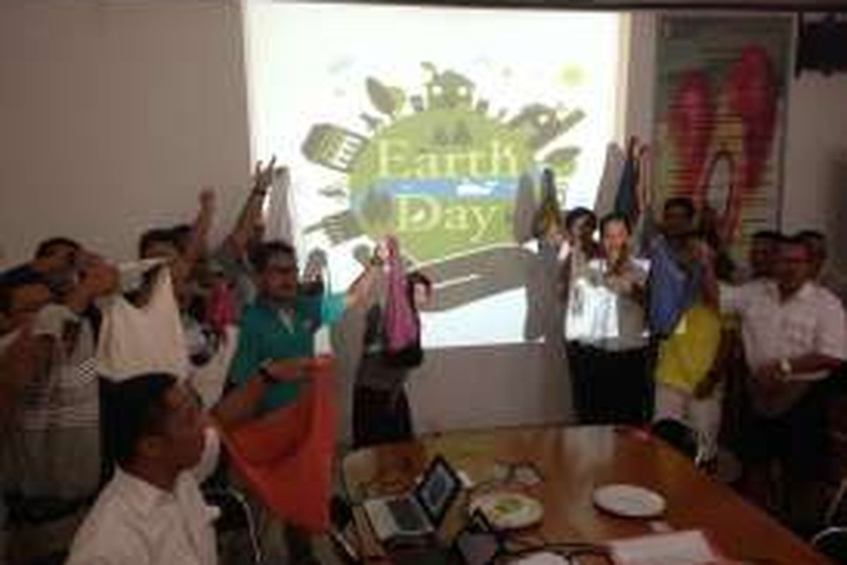 Dalam menyambut Hari Bumi pada Jumat, 22 April 2016, staff dan manajemen perusahaan perkebunan kelapa sawit PT Binasawit Abadi Pratama (Sinarmas Group) yang terletak di Kabupaten Seruyan, Kalimantan Tengah ini, turut melakukan aksi kecil untuk mengurangi sampah plastik. 