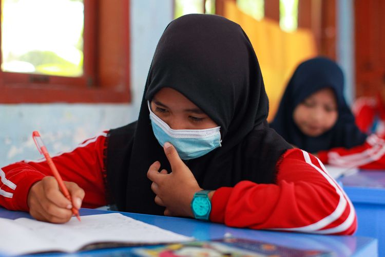 Siswa-siswi SPM Negeri 1 Tebing Tinggi Timur, Sungai Tohor, Kepulauan Meranti, Riau mengikuti sekolah tatap muka Sabtu (13/2/2021). Sejak Januari sekolah ini sudah menerapkan pembelajaran tatap muka dengan sistem shift. Di Sungai Tohor, hingga saat ini belum ditemukan kasus positif Covid-19.