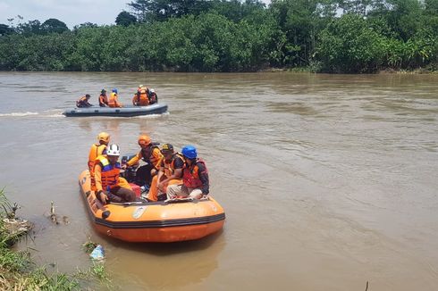 Cari Balita yang Diduga Tenggelam, Tim SAR Sisir Sungai Brantas di Kediri