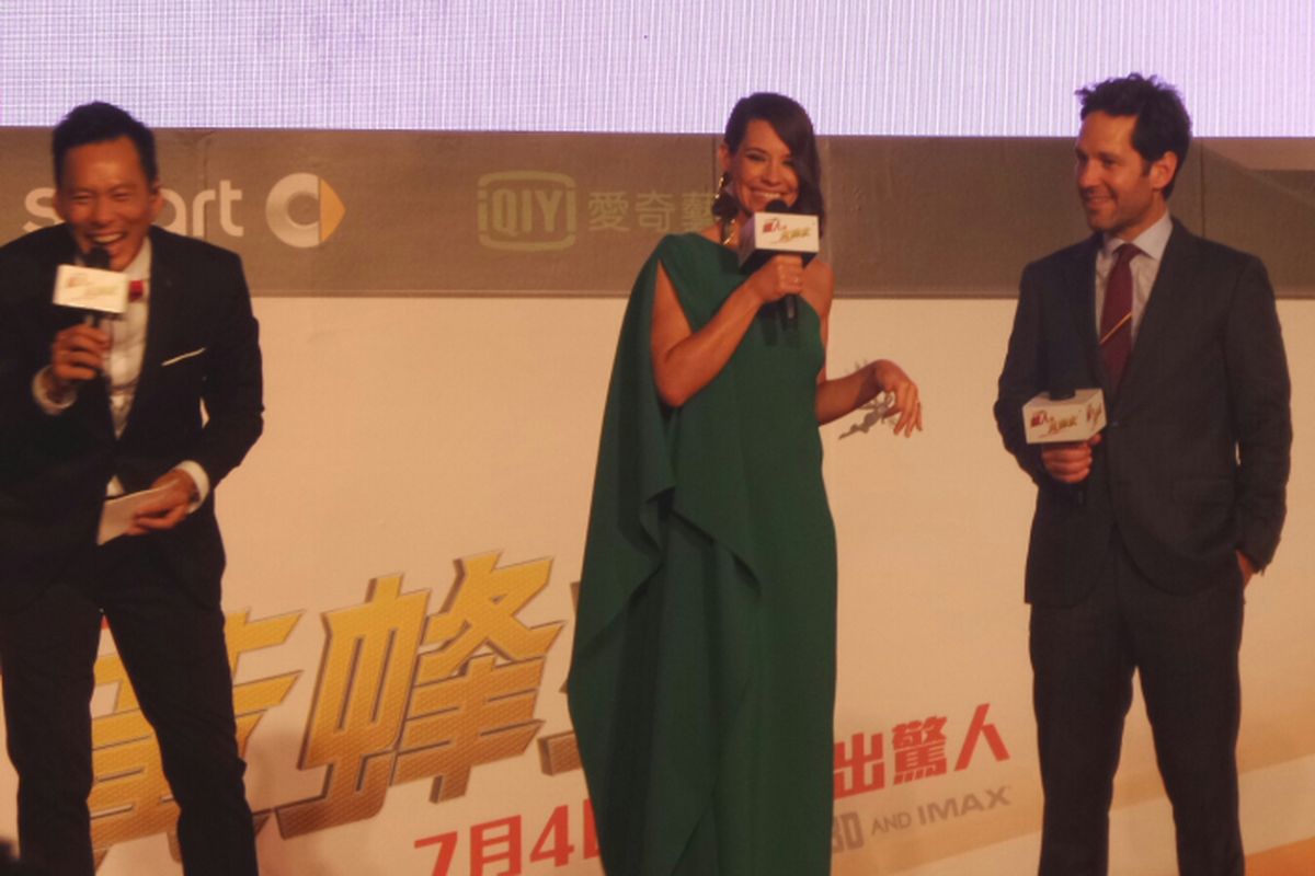 (Kiri) Evangeline Lilly dan Paul Rudd dalam gelaran karpet merah film Ant-Man and the Wasp di National Theater and Concert Hall, Taipei, Taiwan, Rabu (13/6/2018) malam.