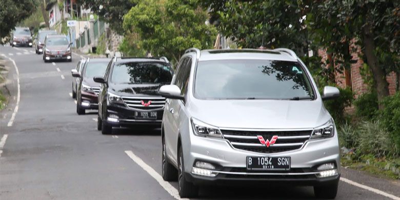 (Rangkaian awak media melintasi jalur dengan kontur menurun menuju Taman Dayu Golf. Foto: Dok.Wuling Motors)