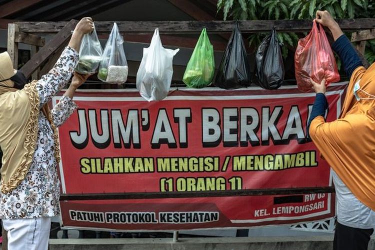 Berbagai gerakan sosial bermunculan untuk meringankan beban warga yang ekonominya terdampak pandemi Covid-19 serta bagi warga yang tengah menjalani isolasi mandiri.