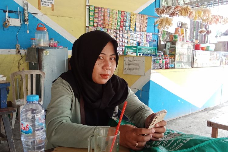 Prisma Wijayanti (35), penjual pisau cukur dan korek di Surabaya. Lulusan Sarjana Hukum Universitas Wijaya Putra ini berjualan demi 2 anaknya.