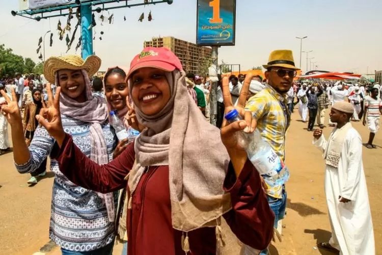 Saat Omar al-Bashir digulingkan dalam kudeta 2019, para pengunjuk terus menyuarakan peralihan kepada pemerintahan sipil.