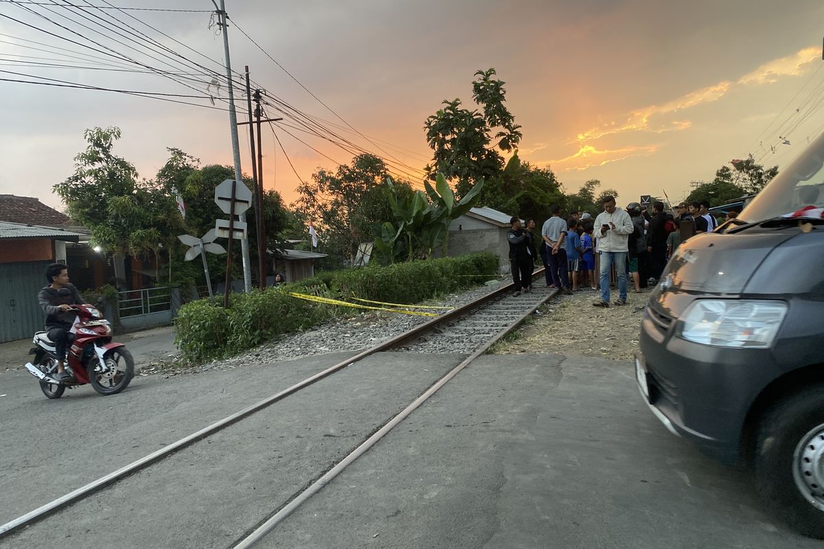  Police lane dipasang pada tempat tertuhnya indera dan burhan yang merupakan korban tertemper kereta pada minggu (25/7/2024)