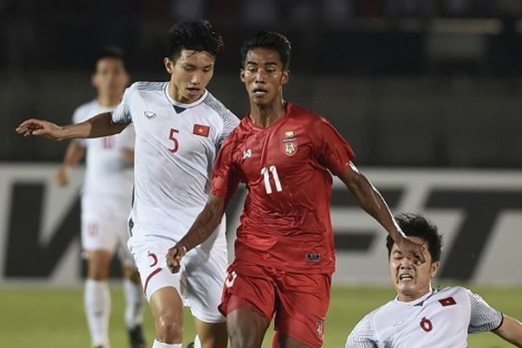 Penyerang Myanmar Maung Maung Lwin (tengah) beraksi dalam laga Piala AFF 2018 kontra Vietnam di Stadion Thuwanna, Yangon, Myanmar, pada 20 November 2018. Terkini, Maung Maung Lwin kembali menunjukkan ketajamannya dalam ajang Piala AFF 2022. Dia telah membukukan tiga gol dari tiga laga dan bersaing di deretan teratas daftar top skor Piala AFF 2022.