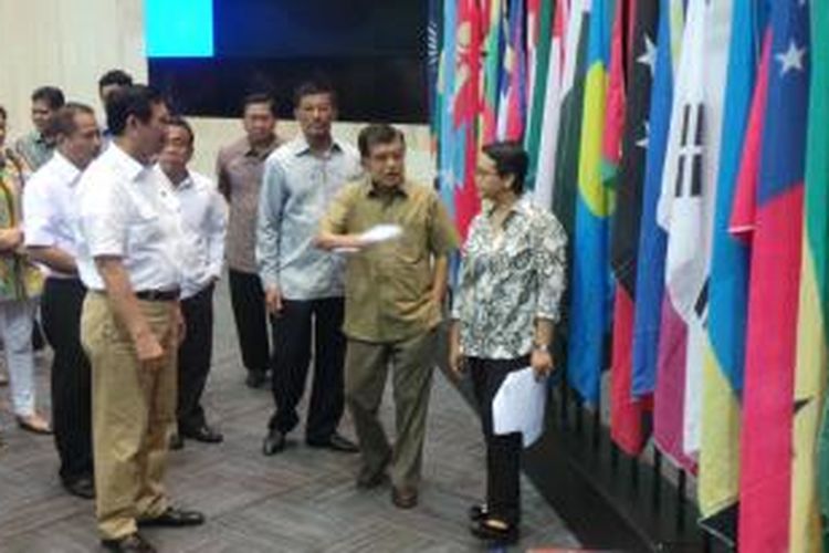Wapres Jusuf Kalla saat meninjau lokasi Konferensi Asia-Afrika di JCC, Senayan, Jakarta, Sabtu (18/4/2015).