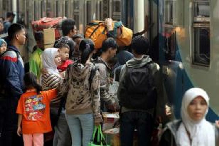 Pemudik menunggu menaiki kereta api di Stasiun Pasar Senen Jakarta Pusat, Rabu (31/7/2013). Stasiun tersebut mulai dipadati pemudik dengan tujuan berbagai daerah di sekitar Pulau Jawa.