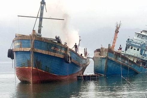 Sebuah Kapal Ikan Terbakar di Laut Teluk Ambon