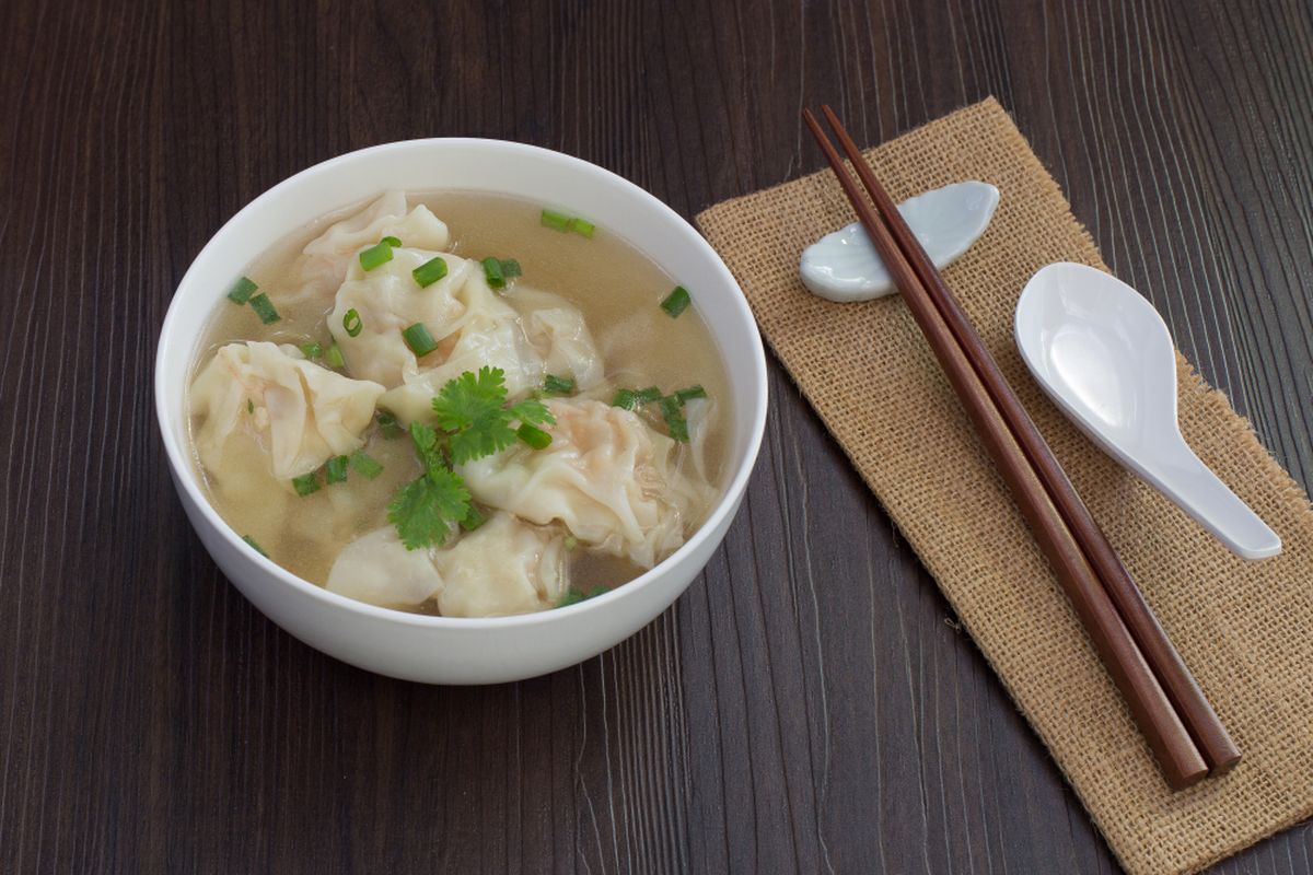 Ilustrasi pangsit kuah atau wonton soup. 