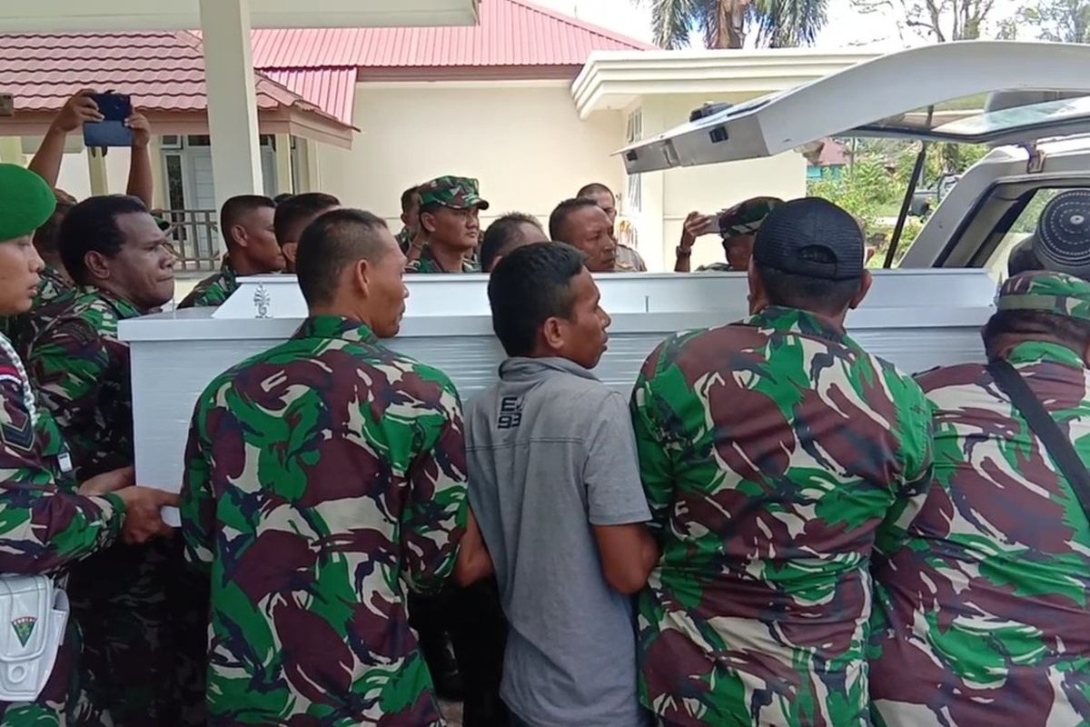Jenazah Sertu La Ongge dari kamar jenazah RSUD mimika saat akan dibawa ke rumah duka di asrama Kodim 1710/ Mimika, Senin (9/3/2020)