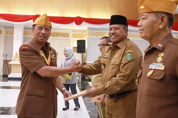 Bupati Siak Alfedri menerima tanda penghargaan Bintang Legiun Veteran Republik Indonesia dari Legiun Veteran Republik Indonesia (LVRI) di Balai Pauh Janggi, Gedung Daerah, Komplek Gubernuran, Kota Pekanbaru, Selasa (30/1/2024).
