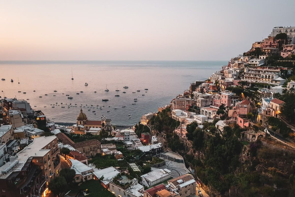 Ilustrasi Pantai Amalfi di Italia.