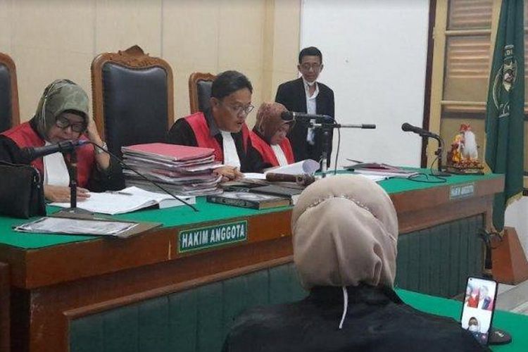 Terbukti bersalah melakukan penipuan dengan modus lolos CPNS, dua ASN Rumah Sakit (RS) Adam Malik Medan yakni Pujawati dan Purnama, divonis masing-masing pidana penjara selama 2,5 tahun di Pengadilan Negeri Medan, Rabu (13/7/2022). 
