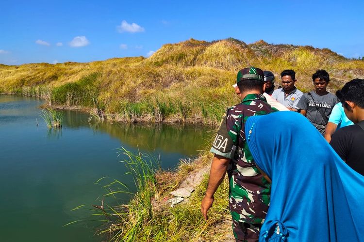 Petugas dan warga saat berada di kolam bekas tambang yang menimbulkan korban jiwa di Desa Selinsing, Belitung Timur.