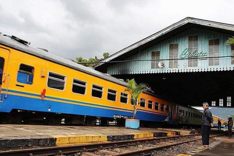 Kereta Serayu jurusan Jakarta Kota-Purwokerto, berhenti di Stasiun Cibatu, Garut, Jawa Barat, Senin (28/4/2014). 