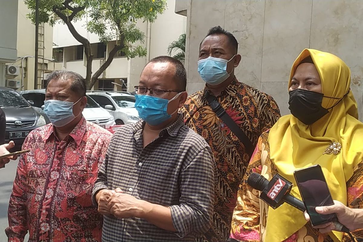 Kuasa hukum para korban, Odie Hudiyanto (tengah), dan Agustin (kanan) saat ditemui di Polda Metro Jaya, Jumat (1/10/2021).