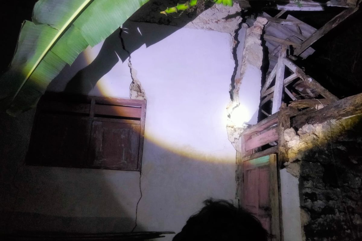 Salah satu rumah rumah berat di Desa Gendang Barat, Kecamatan Gayam, Pulau Sepudi Sumenep, Jawa Timur. 