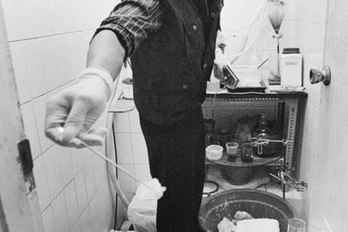 Petugas Badan Narkotika Nasional memeriksa alat dan bahan pembuatan sabu di industri rumahan yang digerebek Direktorat Narkoba Polda Metro Jaya di Perumahan Citra Extension II, Blok BB Nomor 6, Kalideres, Jakarta Barat, Selasa (23/3). Di lokasi tersebut, polisi mengamankan satu tersangka dengan barang bukti 50.000 butir ekstasi.