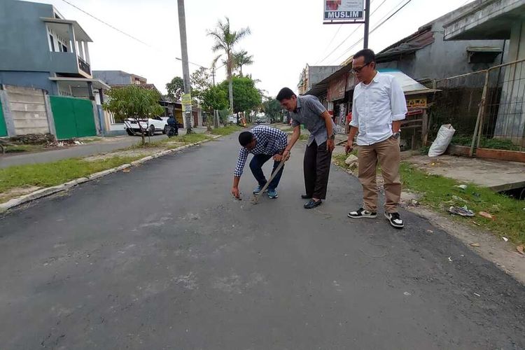 Komisi III DPRD Kota Bandar Lampung memeriksa Jalan Raflesia di Kecamatan Tanjung Senang yang baru diperbaiki, Jumat (2/6/2023).