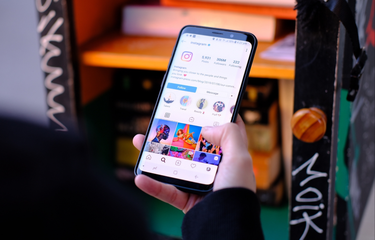 Ilustrasi mengakses aplikasi Instagram