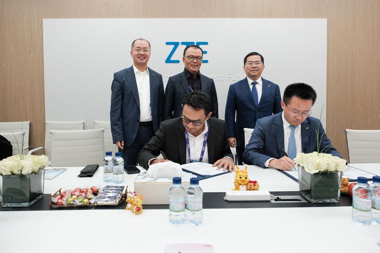 Direktur Network Telkomsel, Indra Mardiatna (kiri depan) dan SVP ZTE Corporation, Mei Zhonghua (kanan depan), secara resmi menandatangani Strategic Partnership Agreement (SPA) antara Telkomsel dan ZTE di Mobile World Conference (MWC) 2024 Barcelona (27/2), disaksikan oleh Direktur Utama Telkomsel, Nugroho (tengah belakang), Executive Vice President and Chief Operating Officer of ZTE Corporation, Xie Junshi (kanan belakang), serta President Director of ZTE Indonesia, Richard Liang (kiri belakang).